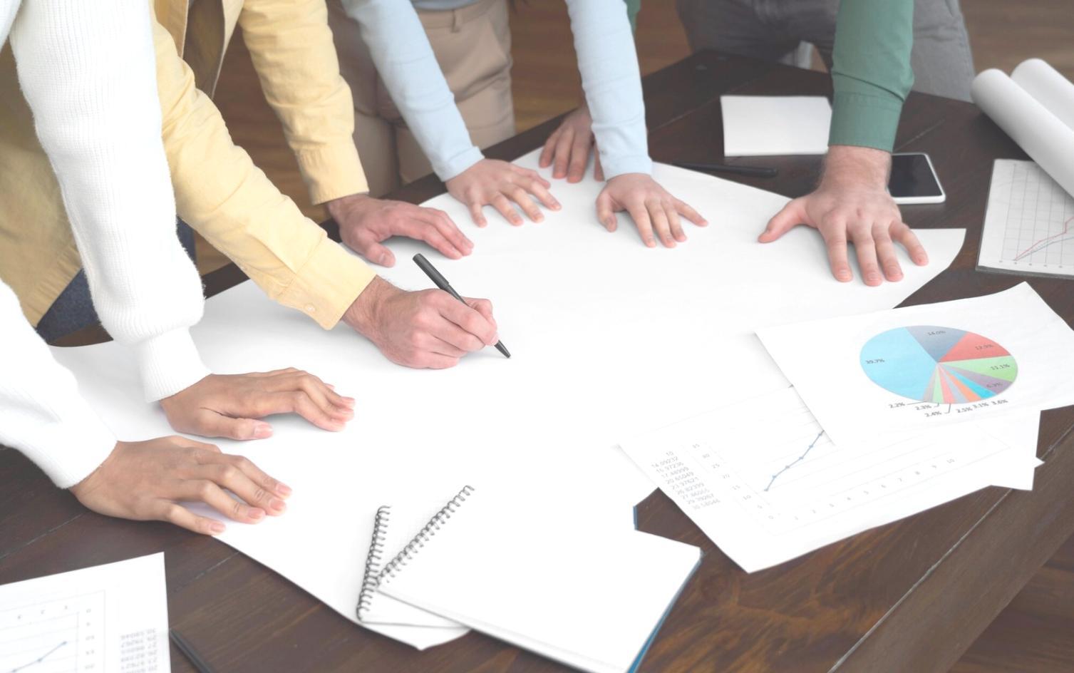 Espace de travail organisé avec documents financiers et outils d'analyse